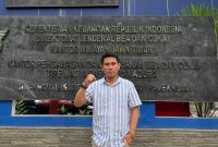 Ketua Forum Kota (Forkot) Samsul Arifin atau Gerad saat berfoto di Depan kantor Bea Cukai Madura.