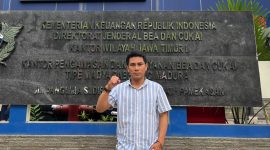 Ketua Forum Kota (Forkot) Samsul Arifin atau Gerad saat berfoto di Depan kantor Bea Cukai Madura.