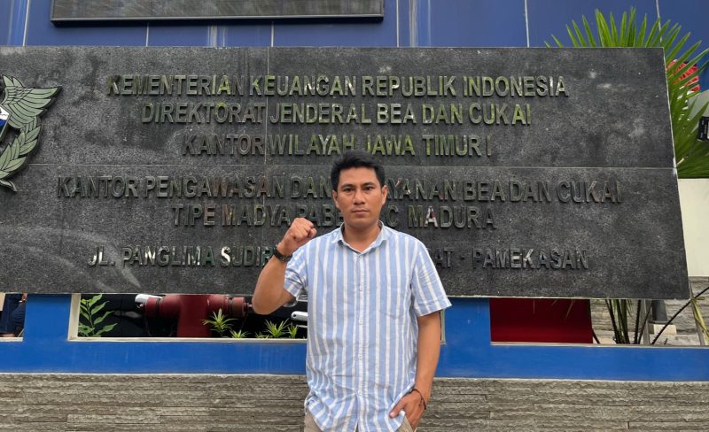 Ketua Forum Kota (Forkot) Samsul Arifin atau Gerad saat berfoto di Depan kantor Bea Cukai Madura.