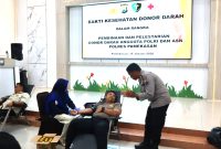 Polres Pamekasan menggandeng Unit Tranfusi Darah (UDD) Palang Merah Indonesia (PMI) Pamekasan, menggelar aksi bakti kesehatan donor darah dalam rangka Pembinaan dan Pelestarian Donor Darah Anggota Polri dan ASN Polres Pamekasan.