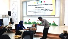Polres Pamekasan menggandeng Unit Tranfusi Darah (UDD) Palang Merah Indonesia (PMI) Pamekasan, menggelar aksi bakti kesehatan donor darah dalam rangka Pembinaan dan Pelestarian Donor Darah Anggota Polri dan ASN Polres Pamekasan.