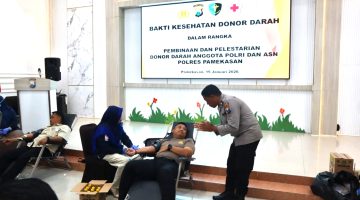 Polres Pamekasan menggandeng Unit Tranfusi Darah (UDD) Palang Merah Indonesia (PMI) Pamekasan, menggelar aksi bakti kesehatan donor darah dalam rangka Pembinaan dan Pelestarian Donor Darah Anggota Polri dan ASN Polres Pamekasan.