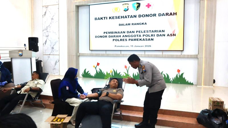 Polres Pamekasan menggandeng Unit Tranfusi Darah (UDD) Palang Merah Indonesia (PMI) Pamekasan, menggelar aksi bakti kesehatan donor darah dalam rangka Pembinaan dan Pelestarian Donor Darah Anggota Polri dan ASN Polres Pamekasan.