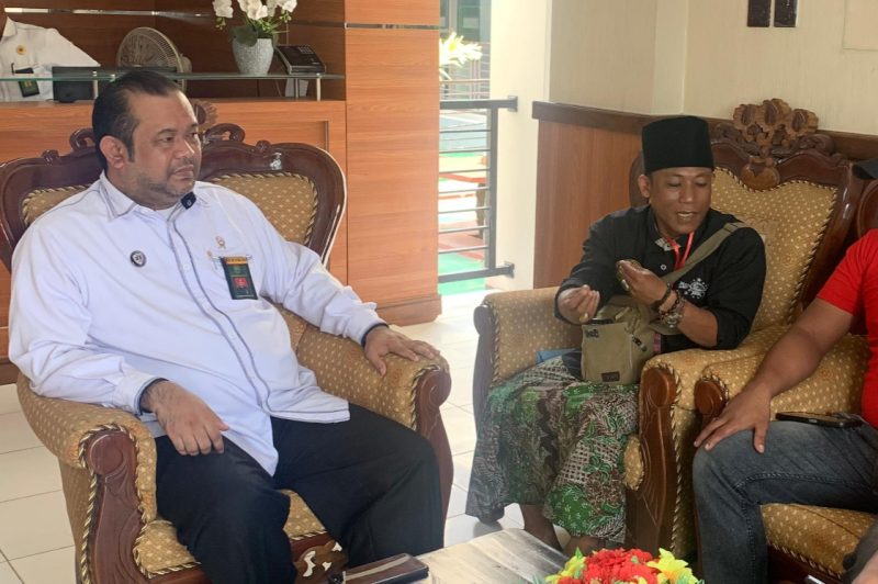 Wafi (39), warga Kecamatan Juncangcang, Kabupaten Pamekasan, mengaku terkejut setelah mengetahui secara tiba-tiba kabar bakal ada putusan gugatan cerai terhadap dirinya di Pengadilan Agama (PA) Pamekasan yang dijadwalkan dibacakan pada Selasa (27/1/2026).