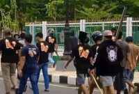 Masaa berseragam buruh HJS bawa pentungan kayu.