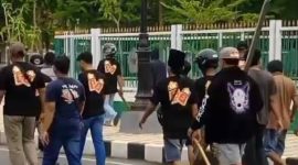 Masaa berseragam buruh HJS bawa pentungan kayu.
