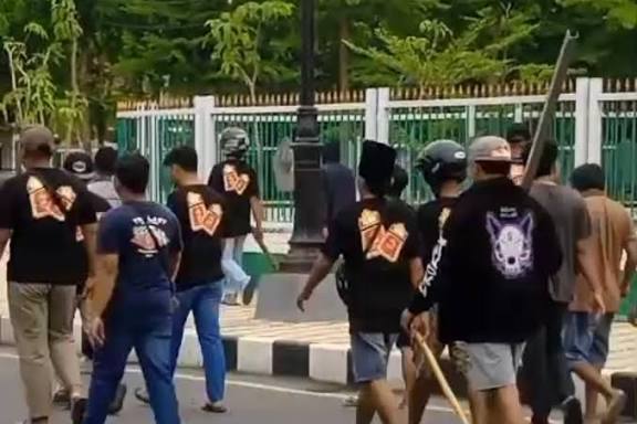 Masaa berseragam buruh HJS bawa pentungan kayu.