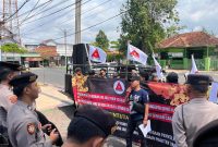 Forkot Pamekasan saat melakukan aksi demonstrasi di kantor DPRD Pamekasan.