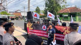 Forkot Pamekasan saat melakukan aksi demonstrasi di kantor DPRD Pamekasan.