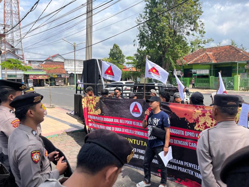 Forkot Pamekasan saat melakukan aksi demonstrasi di kantor DPRD Pamekasan.