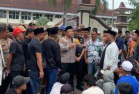 Ribuan masyarakat yang mengatasnamakan Forum Petani Tembakau dan Buruh Pabrik Lokal Madura (FPBM) melakukan aksi demonstrasi di kantor Bupati Pamekasan, Selasa (10/2/2026).