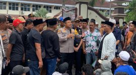 Ribuan masyarakat yang mengatasnamakan Forum Petani Tembakau dan Buruh Pabrik Lokal Madura (FPBM) melakukan aksi demonstrasi di kantor Bupati Pamekasan, Selasa (10/2/2026).