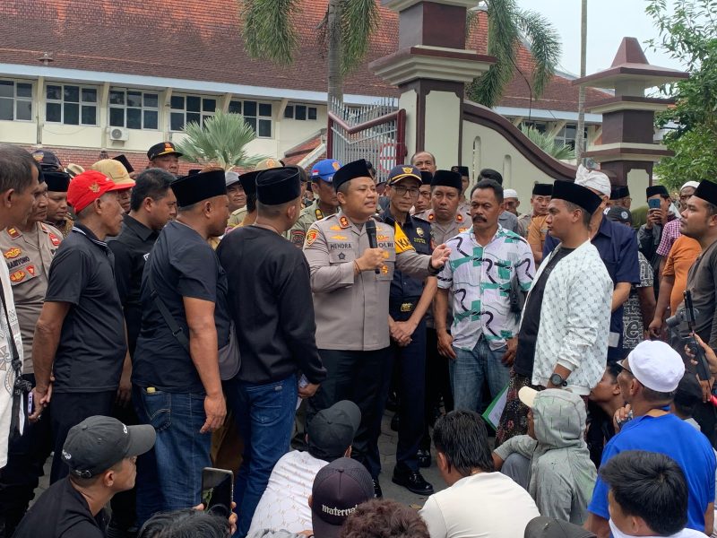Ribuan masyarakat yang mengatasnamakan Forum Petani Tembakau dan Buruh Pabrik Lokal Madura (FPBM) melakukan aksi demonstrasi di kantor Bupati Pamekasan, Selasa (10/2/2026).