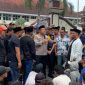 Ribuan masyarakat yang mengatasnamakan Forum Petani Tembakau dan Buruh Pabrik Lokal Madura (FPBM) melakukan aksi demonstrasi di kantor Bupati Pamekasan, Selasa (10/2/2026).