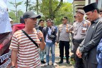 Forkot saat aksi di depan kantor DPRD Pamekasan.