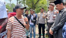 Forkot saat aksi di depan kantor DPRD Pamekasan.