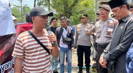 Forkot saat aksi di depan kantor DPRD Pamekasan.