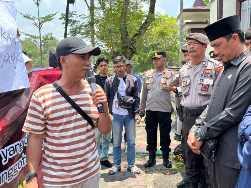 Forkot saat aksi di depan kantor DPRD Pamekasan.