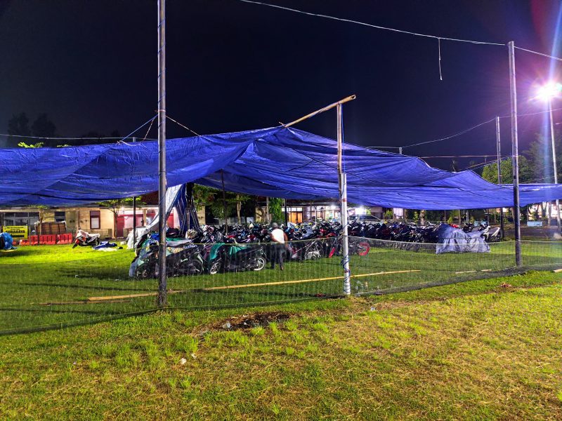 Polres Pamekasan Pasang Penutup Terpal untuk Motor Hasil Patroli Hunting System.