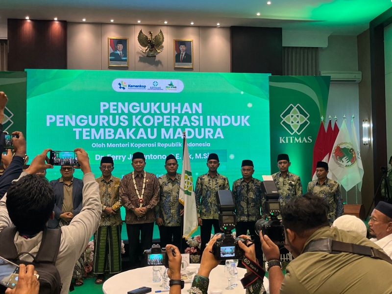 Menteri Koperasi RI (Menkop) Ferry Juliantono resmi mengukuhkan kepengurusan Koperasi Induk Tembakau Madura Sejahtera (KITMAS).