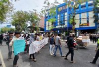 Aktivis lingkar melati bersatu saat aksi di kantor Bea Cukai Madura.