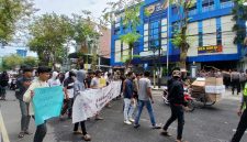 Aktivis lingkar melati bersatu saat aksi di kantor Bea Cukai Madura.