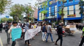 Aktivis lingkar melati bersatu saat aksi di kantor Bea Cukai Madura.