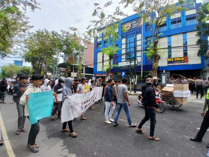 Aktivis lingkar melati bersatu saat aksi di kantor Bea Cukai Madura.