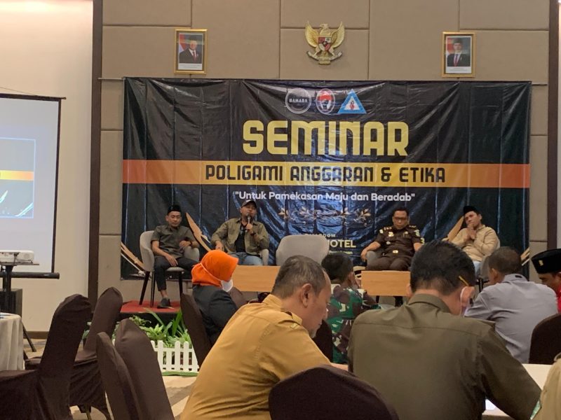 Barisan Masyarakat Merdeka (BMM) menggelar seminar bertajuk “Poligami Anggaran dan Etika” di Azana Hotel Pamekasan, Selasa (24/2/2026) sore.