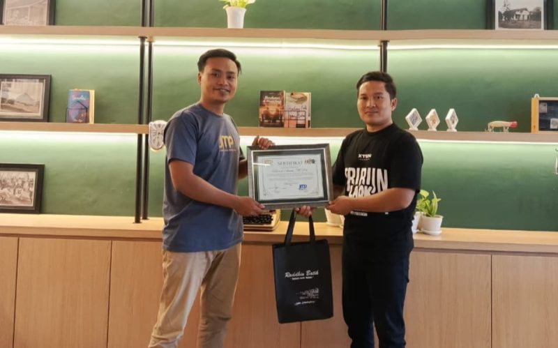 Ketua JMP (kiri) dan Ketua PWI Pamekasan (kanan).