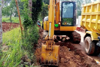 Aktivitas alat berat saat sabotase tanah warga di bulangan barat.