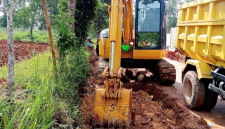 Aktivitas alat berat saat sabotase tanah warga di bulangan barat.