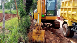 Aktivitas alat berat saat sabotase tanah warga di bulangan barat.