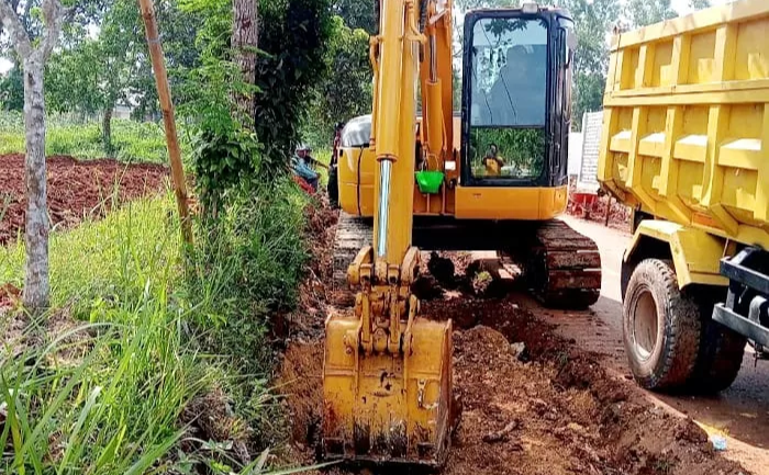 Aktivitas alat berat saat sabotase tanah warga di bulangan barat.