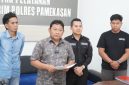 Kasatreskrim Polres Pamekasan AKP Yoyok Hardianto memegang berkas.