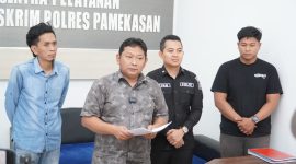 Kasatreskrim Polres Pamekasan AKP Yoyok Hardianto memegang berkas.