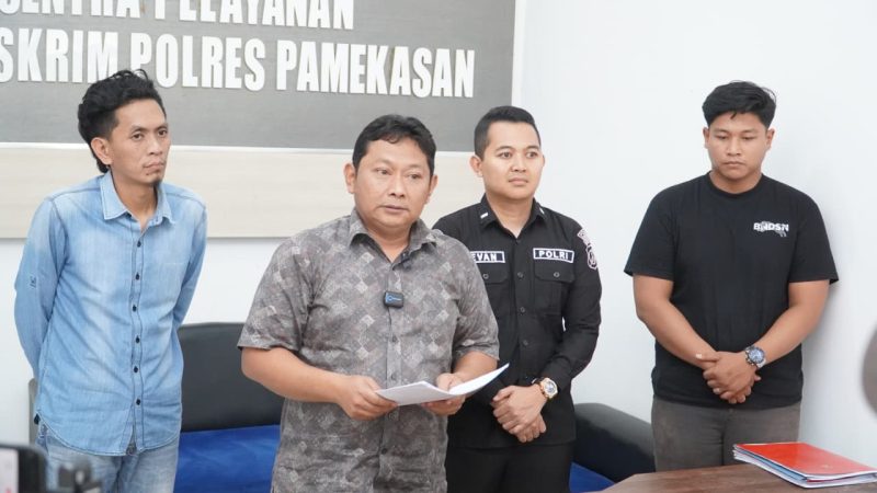 Kasatreskrim Polres Pamekasan AKP Yoyok Hardianto memegang berkas.