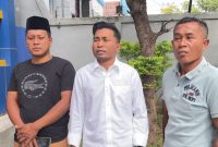 Kuasa hukum Mat Halil, Nadianto (tengah/baju putih).