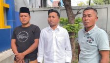 Kuasa hukum Mat Halil, Nadianto (tengah/baju putih).