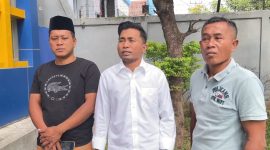 Kuasa hukum Mat Halil, Nadianto (tengah/baju putih).