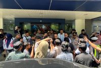 Aktivis Pamekasan Teriak Adanya Dugaan Suap Saat Demo di Kantor Bea Cukai Madura