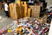 Sopir Berhasil Kabur, 936 Ribu Batang Rokok Ilegal Dilimpahkan ke Bea Cukai Madura