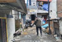 Polisi saat olah TKP (Foto: Jatimnet/Madura hari ini).