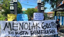 Pemuda dan mahasiswa saat membentangkan sepanduk penolakan Gus Ipul di depan pintu masuk kampus UIN Madura.
