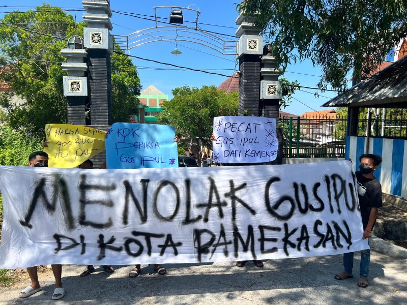 Pemuda dan mahasiswa saat membentangkan sepanduk penolakan Gus Ipul di depan pintu masuk kampus UIN Madura.