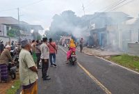 Ludes Terbakar Gudang Kayu dan Toko Bangunan di Pasean Pamekasan, Ditaksir Rugi Rp 2 Miliar.