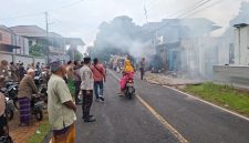 Ludes Terbakar Gudang Kayu dan Toko Bangunan di Pasean Pamekasan, Ditaksir Rugi Rp 2 Miliar.
