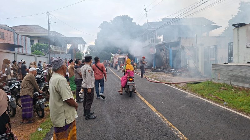 Ludes Terbakar Gudang Kayu dan Toko Bangunan di Pasean Pamekasan, Ditaksir Rugi Rp 2 Miliar.