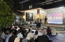 Para mahasiswa di Pamekasan saat menonton film pesta babi.