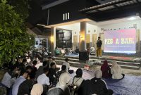 Para mahasiswa di Pamekasan saat menonton film pesta babi.